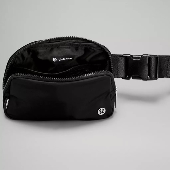 LULULEMON BLACK BELT BAG!! Everywhere Belt Bag 1L FREE GIFT WITH PURCHASE - Picture 3 of 8